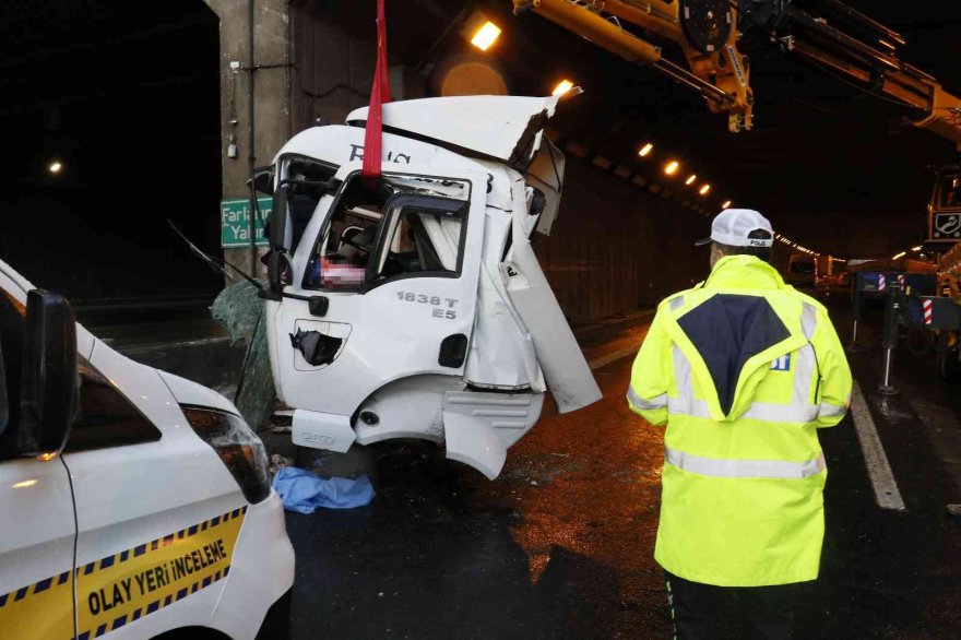 Adana'da beton direğe çarpan tırda ölen sürücünün kimliği belirlendi