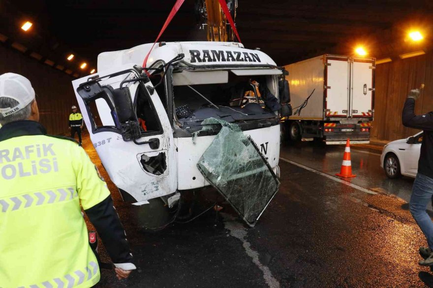 Adana'da beton direğe çarpan tırda ölen sürücünün kimliği belirlendi