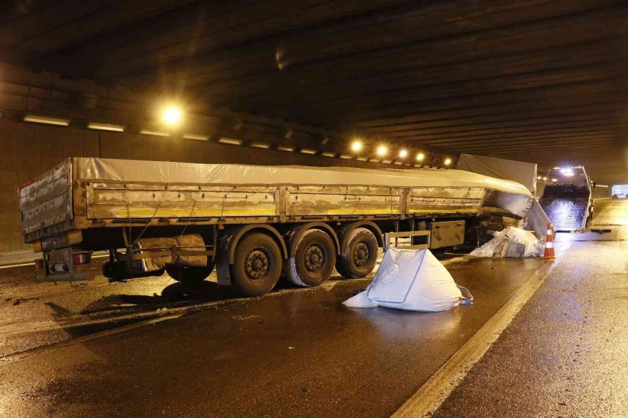 Adana'da beton direğe çarpan tırda ölen sürücünün kimliği belirlendi