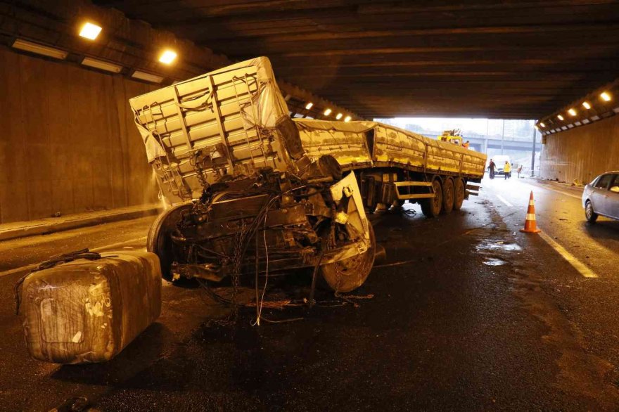 Adana'da beton direğe çarpan tırda ölen sürücünün kimliği belirlendi