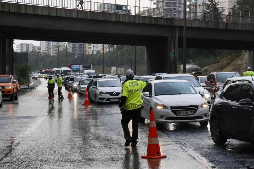 Adana'da beton direğe çarpan tırda ölen sürücünün kimliği belirlendi