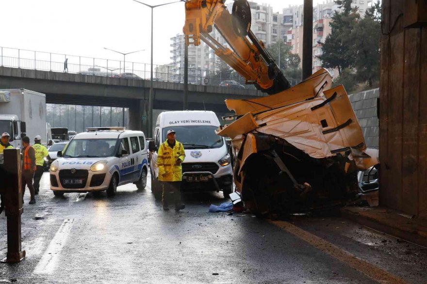 Adana'da beton direğe çarpan tırda ölen sürücünün kimliği belirlendi