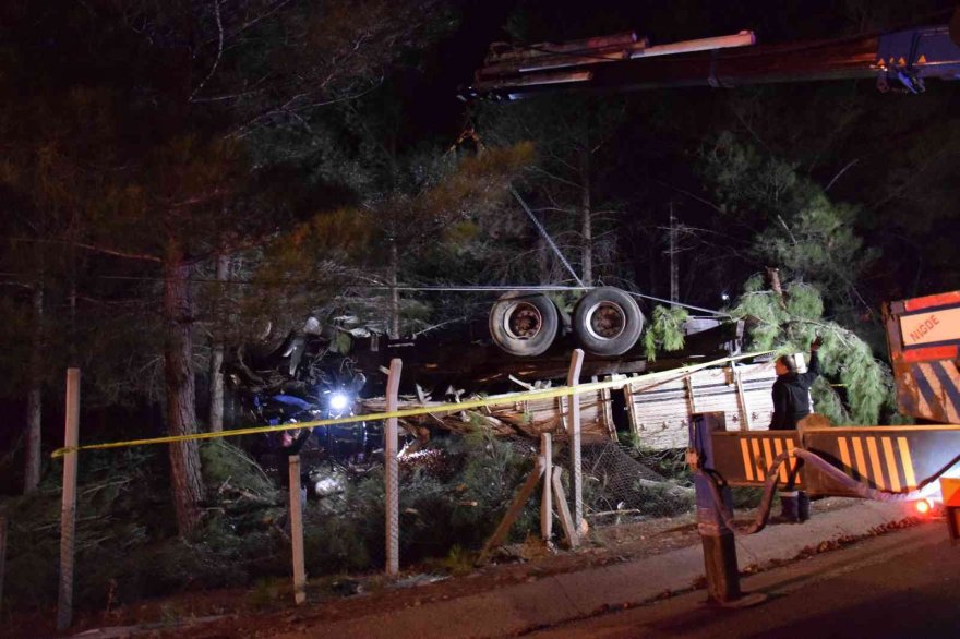 Adana’da elma yüklü kamyon fabrika bahçesine uçtu, sürücü hayatını kaybetti