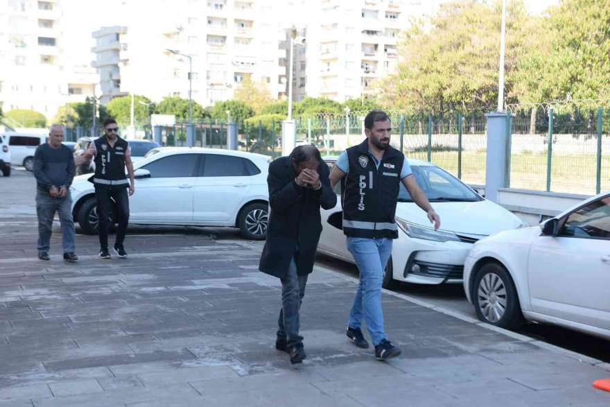 Kaçak makaron zanlılarını yakalayan Adana polisine Bakan Soylu'dan tebrik