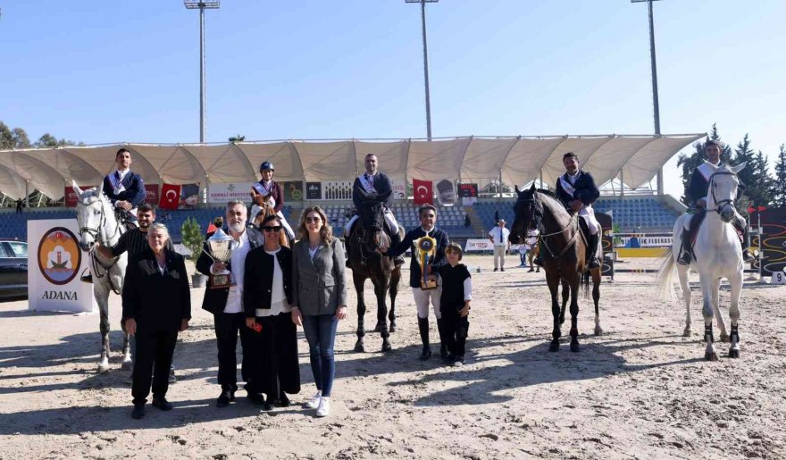 Atlar engel tanımadı... Atatürk, İnönü ve TSYD Kupası sahiplerini buldu