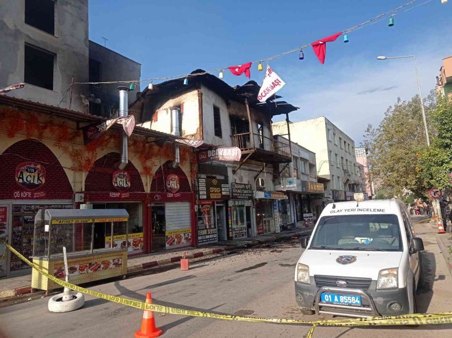 Kozan'da ahşap bina yandı, bazı iş yerleri de hasar gördü