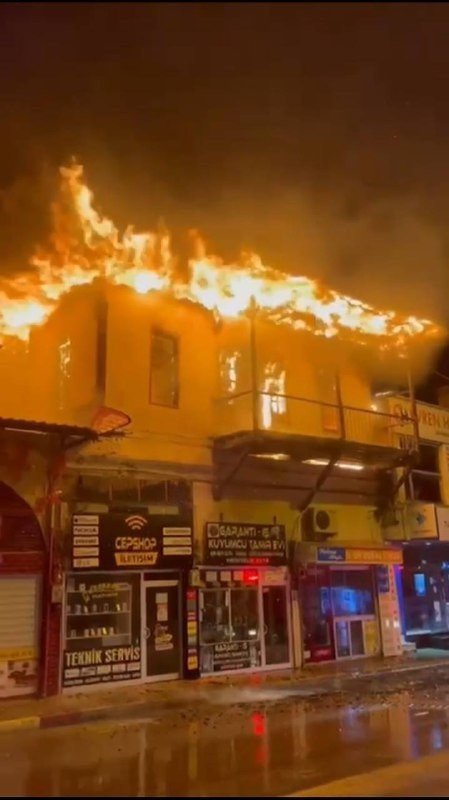 Kozan'da ahşap bina yandı, bazı iş yerleri de hasar gördü