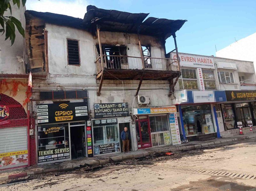 Kozan'da ahşap bina yandı, bazı iş yerleri de hasar gördü