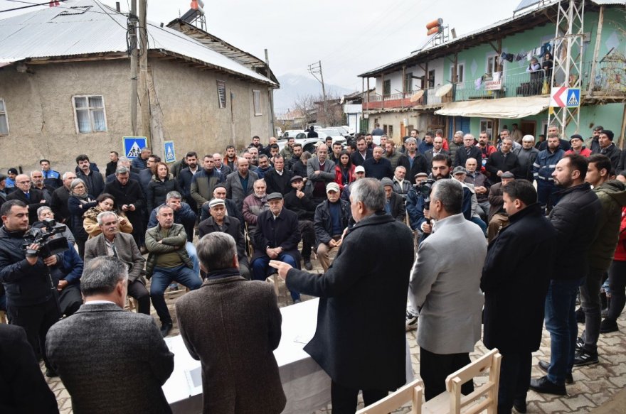 Başkan Karalar, Tufanbeyli’de güneş enerjisi paneli dağıttı