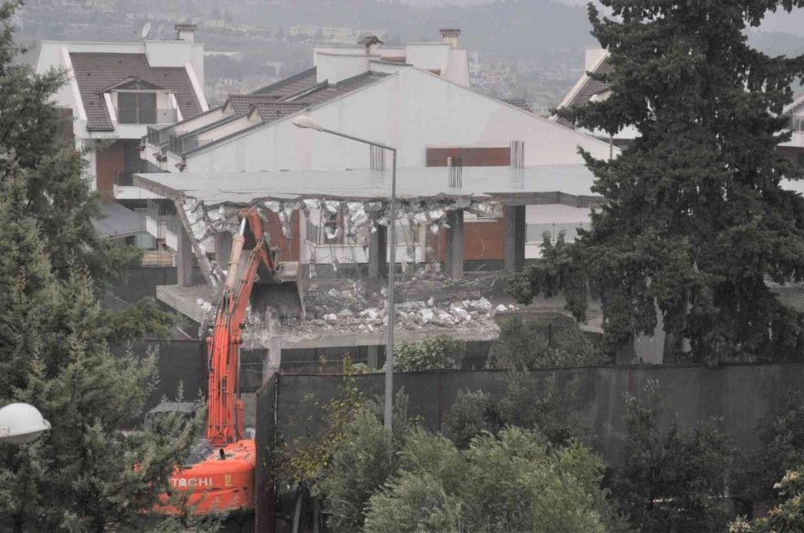 Çukurova’da kaçak yapılar yıkıldı