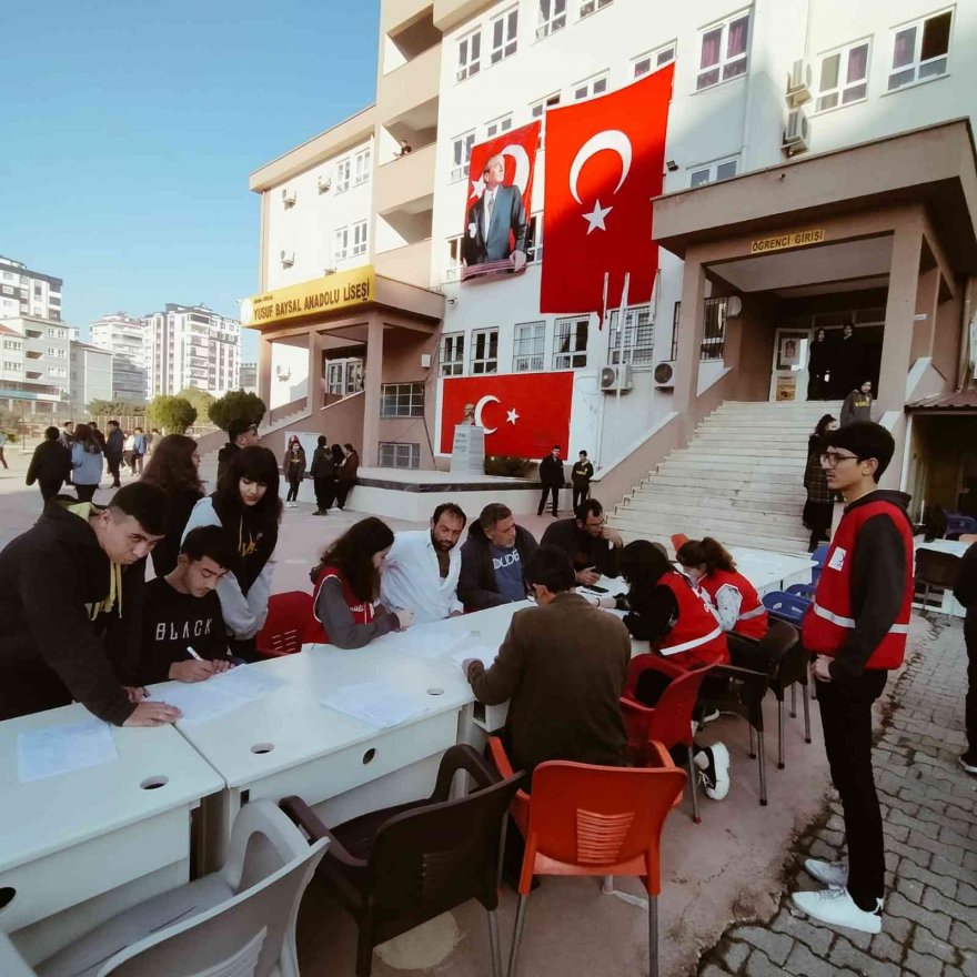 Öğrenci ve öğretmenlerden rekor kan bağışı