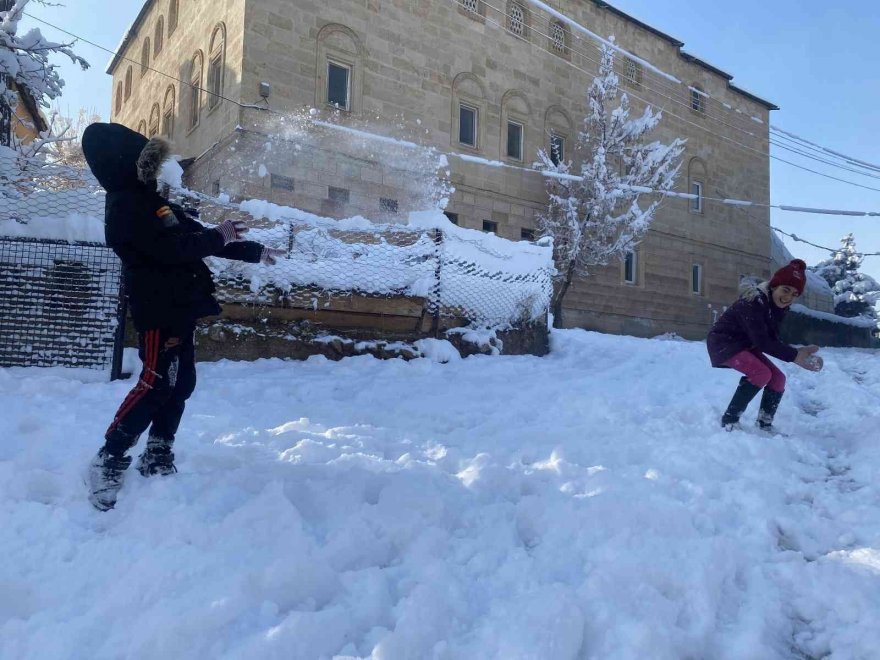 Okular tatil edildi, çocuklar kar topu oynamaya koştu