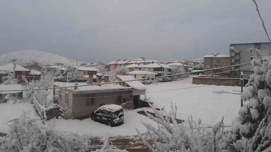 Okular tatil edildi, çocuklar kar topu oynamaya koştu