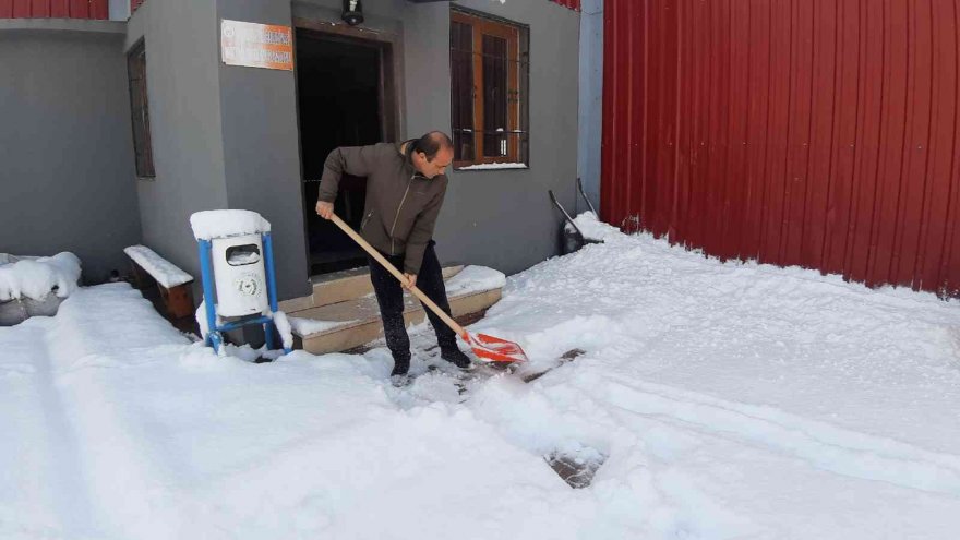 Okular tatil edildi, çocuklar kar topu oynamaya koştu