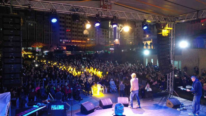 Adanalılar Feridun Düzağaç’la yeni yıl coşkusunu yaşadı