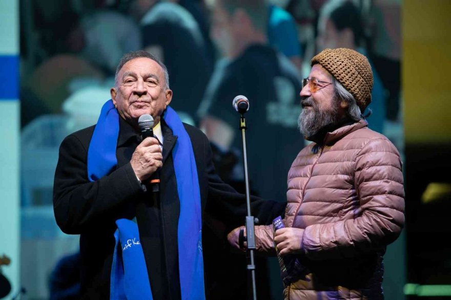 Adanalılar Feridun Düzağaç’la yeni yıl coşkusunu yaşadı