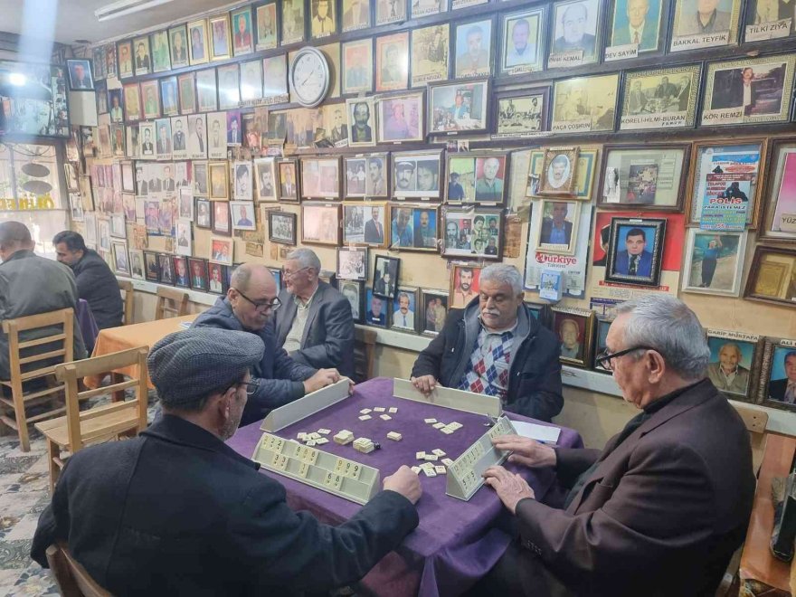 ’Ölüler kıraathanesi’nden bu kez dua sesleri yankılandı