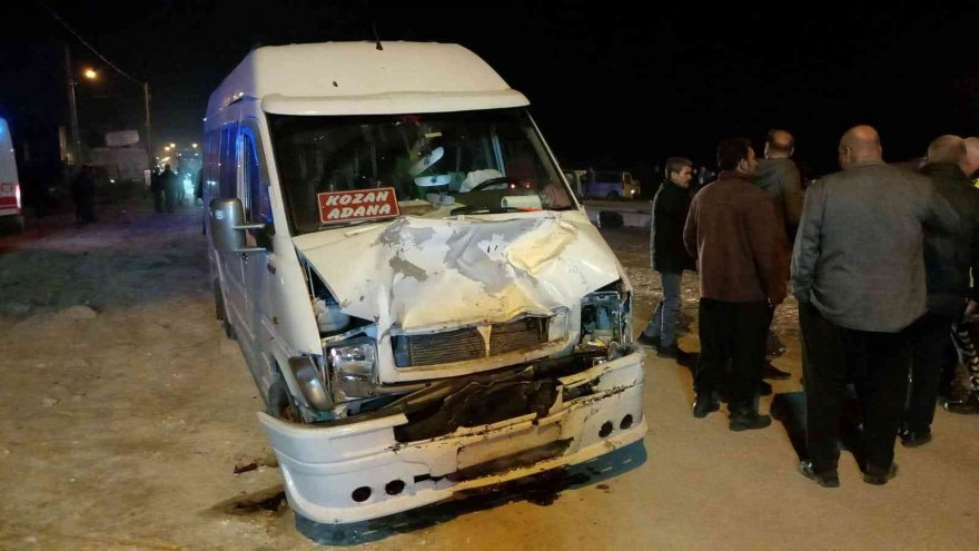 Adana’da yolcu minibüsü ile otomobil çarpıştı: 13 yaralı