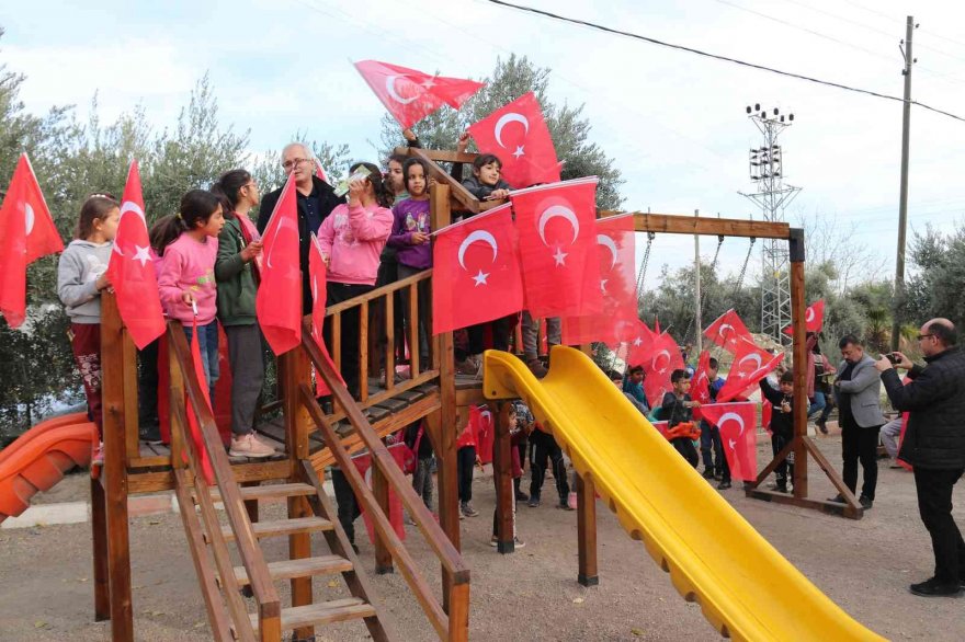 Çocuklar, parklarını yapan başkanı bayraklarla karşıladı