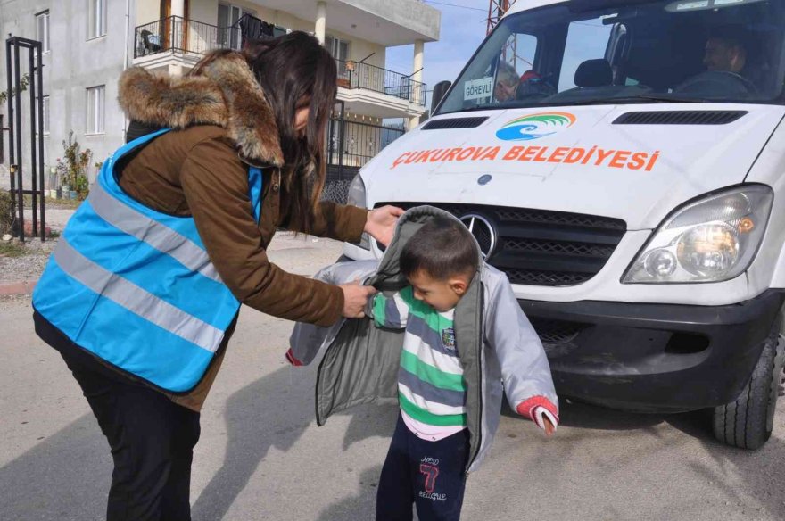 Çukurova Belediyesi, çocuklara mont hediye etti