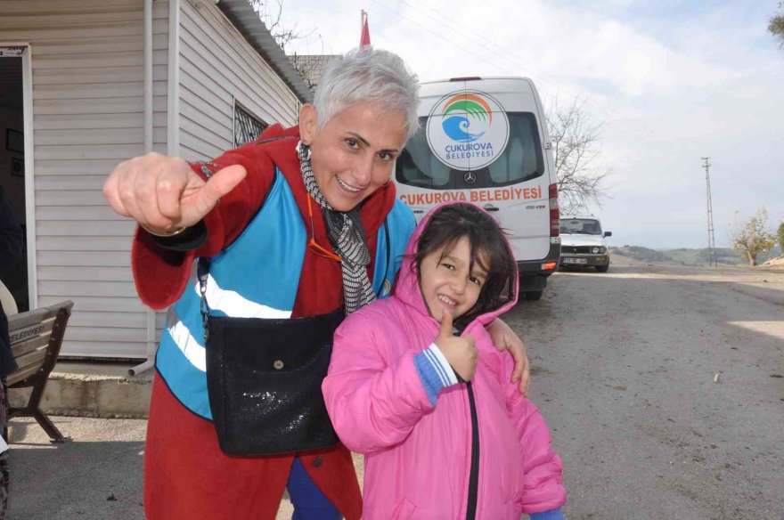 Çukurova Belediyesi, çocuklara mont hediye etti