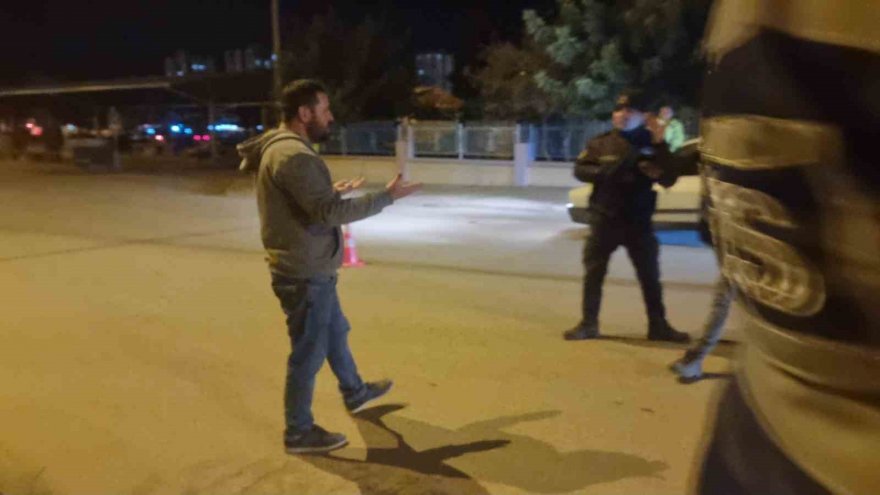 Alkollü şahıslar denetimde polislere zor anlar yaşattı