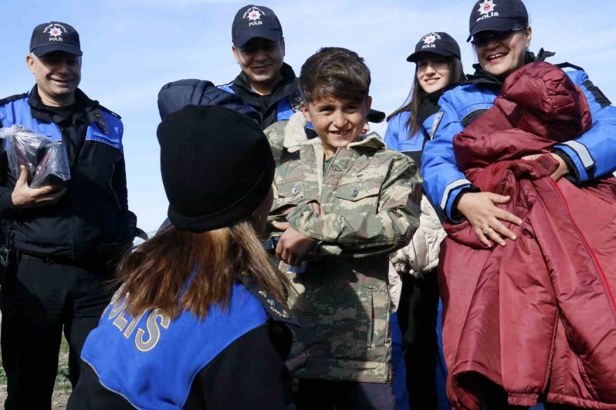 Polis, dezavantajlı çocukların yüzünü güldürdü