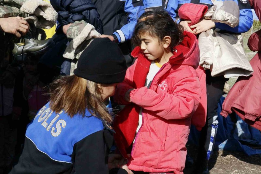 Polis, dezavantajlı çocukların yüzünü güldürdü