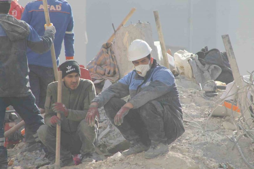 Adana’da Alpargün Apartmanı’nda arama kurtarma çalışması sürüyor