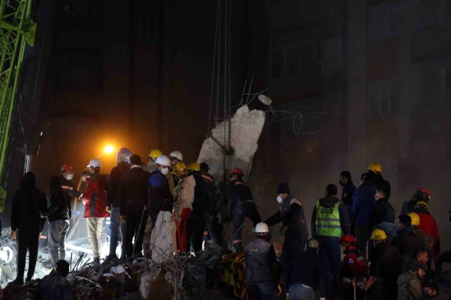 Adana’da depremzedeler çadırlarda yaşıyor