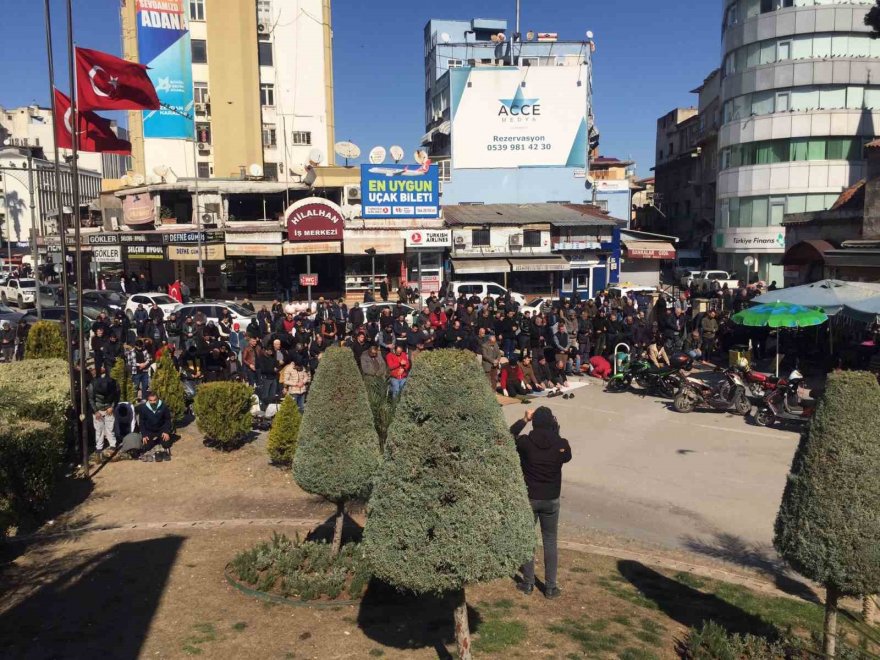 Depremden sonra boşalan Adana’da Cuma Namazı yolda kılındı