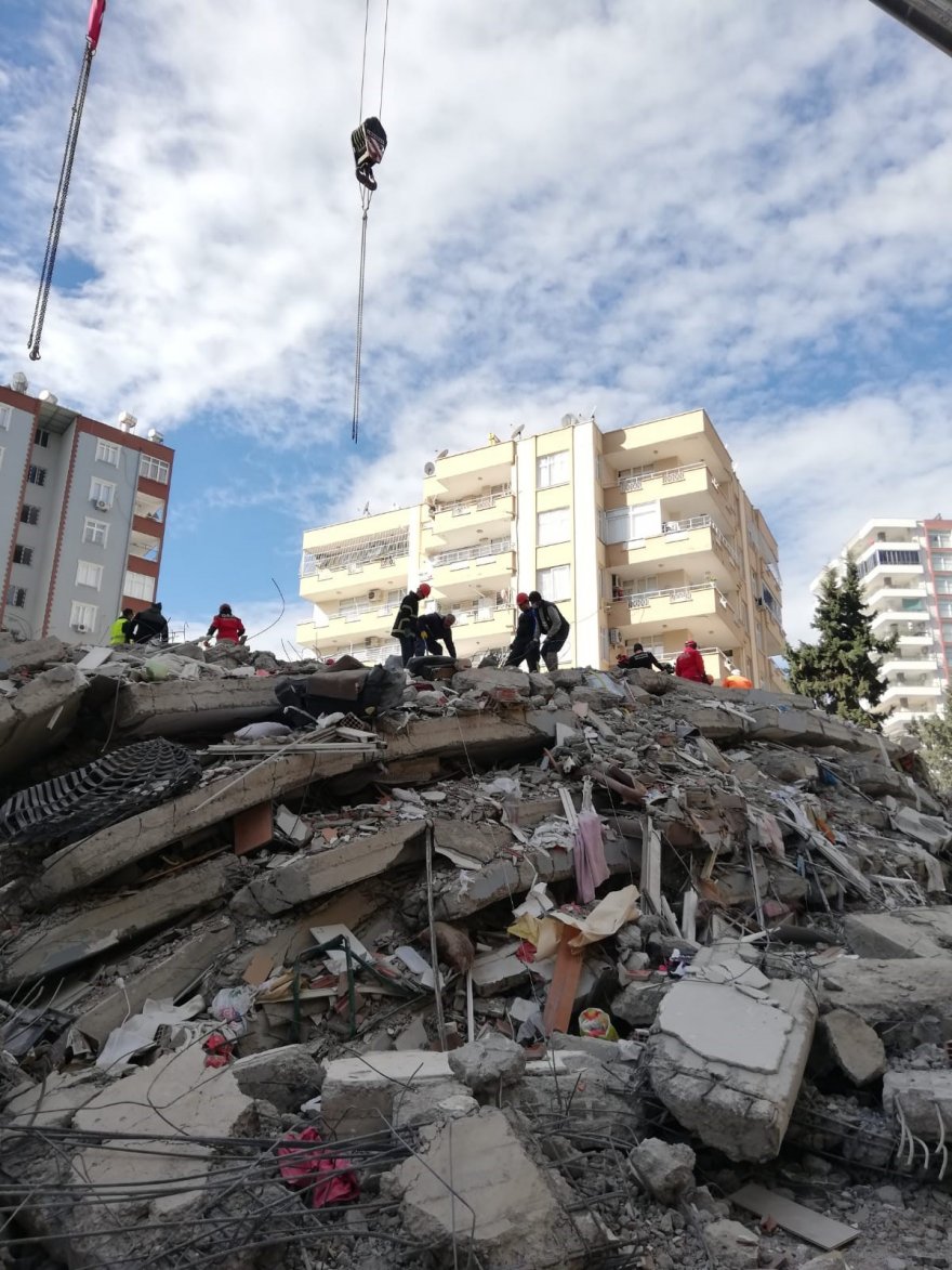 Eskişehir DAK ekibi 4’üncü günde hamile kediyi enkazdan kurtardı