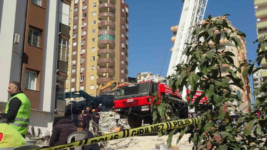 Adana’daki Ekim Apartmanı’nda arama kurtarma çalışmaları sürüyor