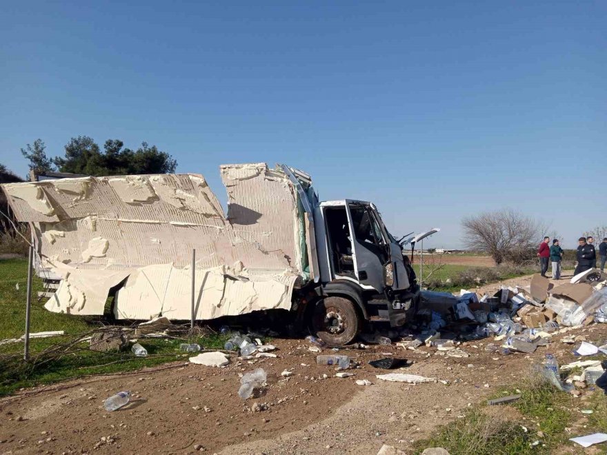 Hatay’a yardıma giden kamyon ve panelvan çarpıştı: 4 yaralı