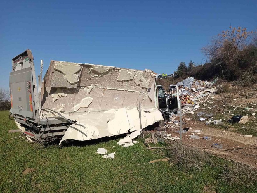 Hatay’a yardıma giden kamyon ve panelvan çarpıştı: 4 yaralı