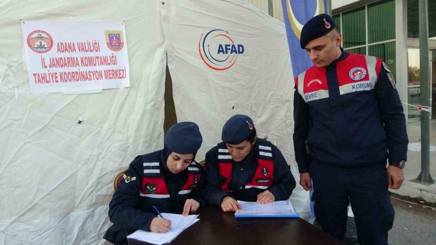 Depremzedeler jandarma desteği ile tahliye ediliyor