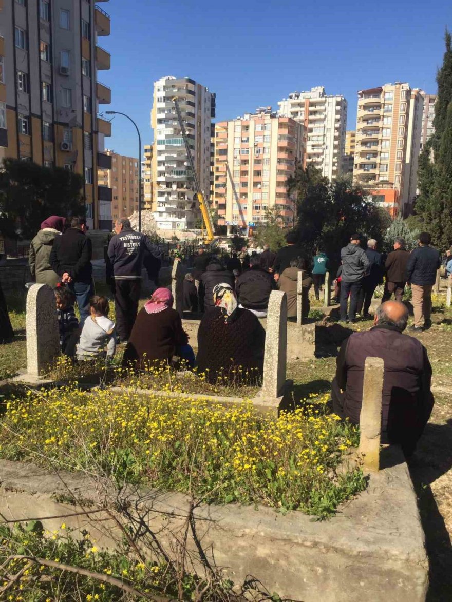 Bina yıkımını topluca mezarlıktan izlediler