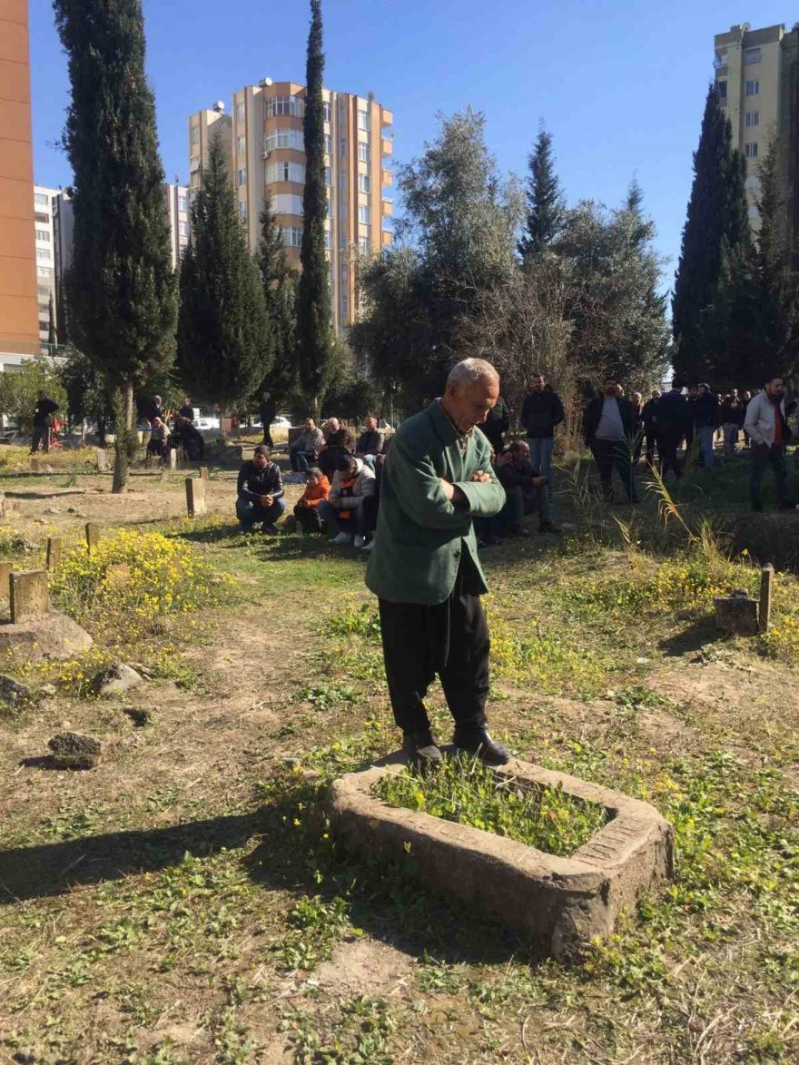 Bina yıkımını topluca mezarlıktan izlediler