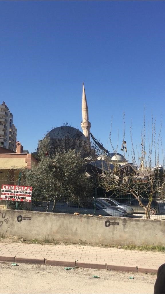 Depremde hasar gören caminin minaresi kontrollü şekilde yıkıldı