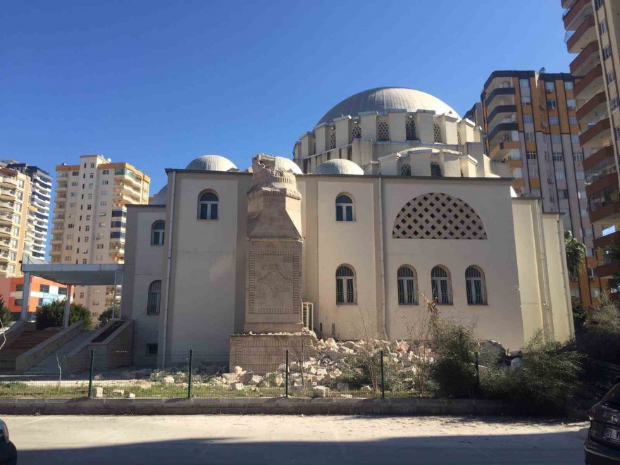 Depremde hasar gören caminin minaresi kontrollü şekilde yıkıldı