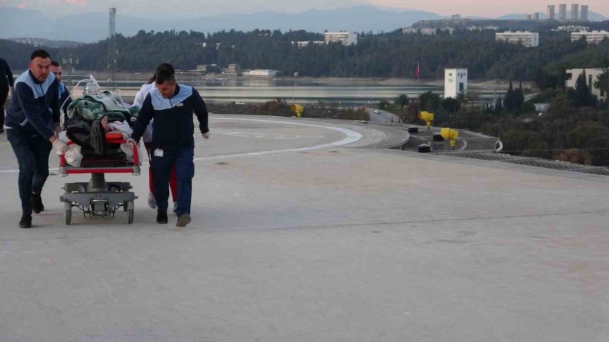 200 saat sonra enkazdan kurtarılan depremzedeler Adana Şehir Hastanesinde