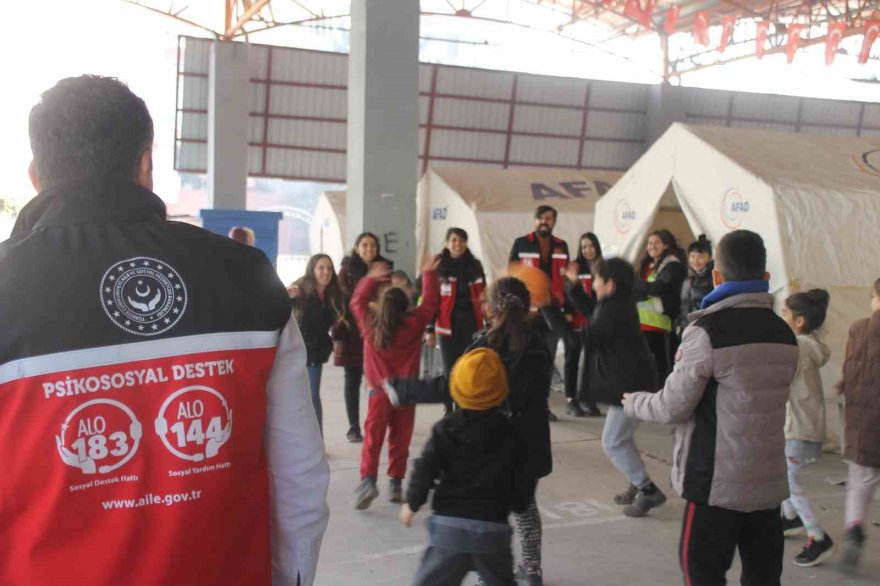 AFAD çadırlarında çocuklar depremin izlerini oyunla siliyor