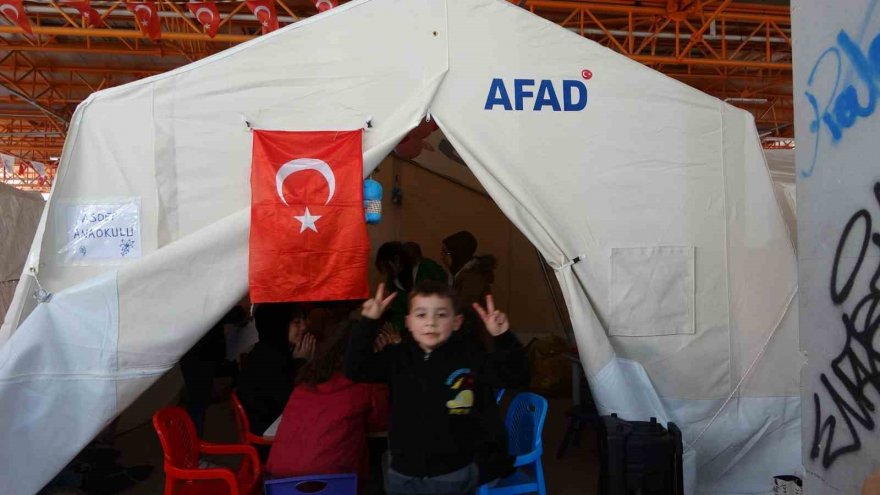 AFAD çadırlarında çocuklar depremin izlerini oyunla siliyor