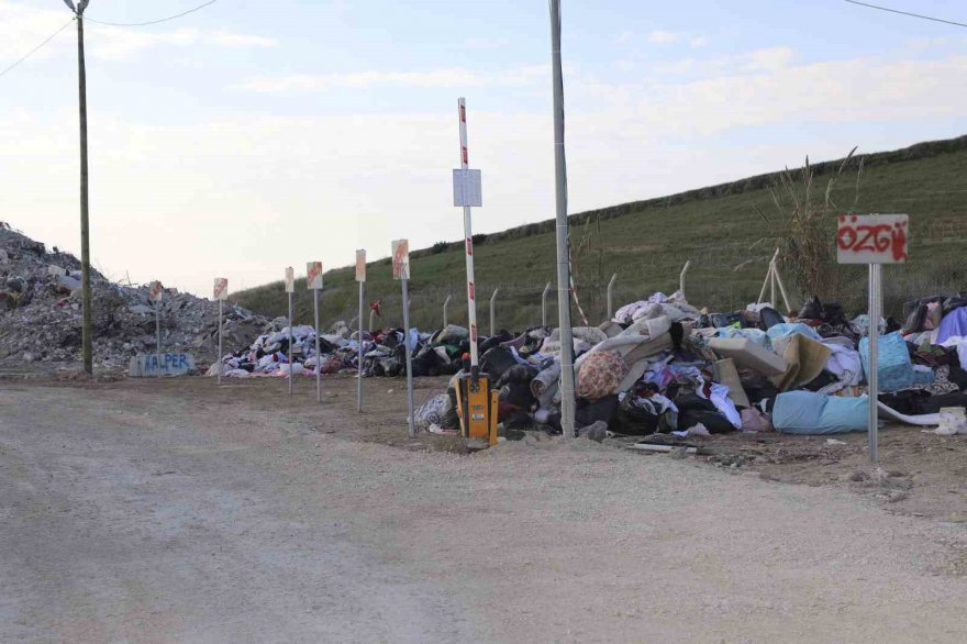 Adana’da çöken binaların molozları eşyalarıyla birlikte korunuyor