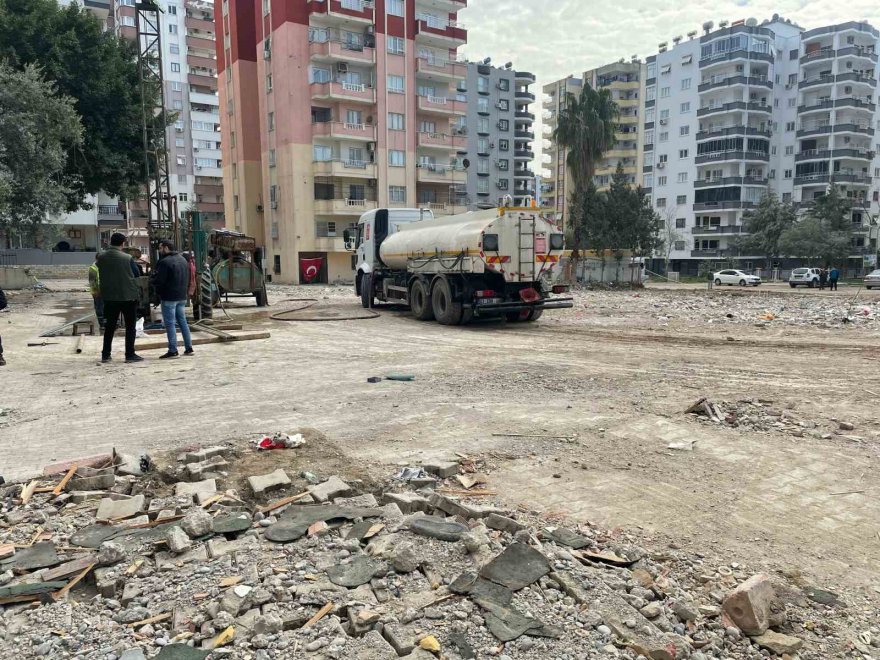 Adana’da yıkılan 11 binanın zemininden örnekler alınıyor