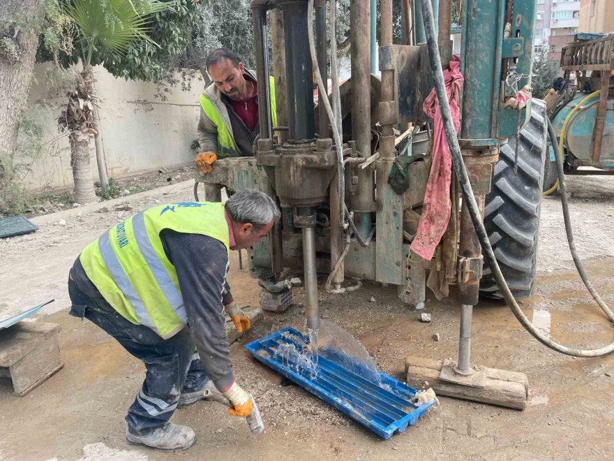 Adana’da yıkılan 11 binanın zemininden örnekler alınıyor