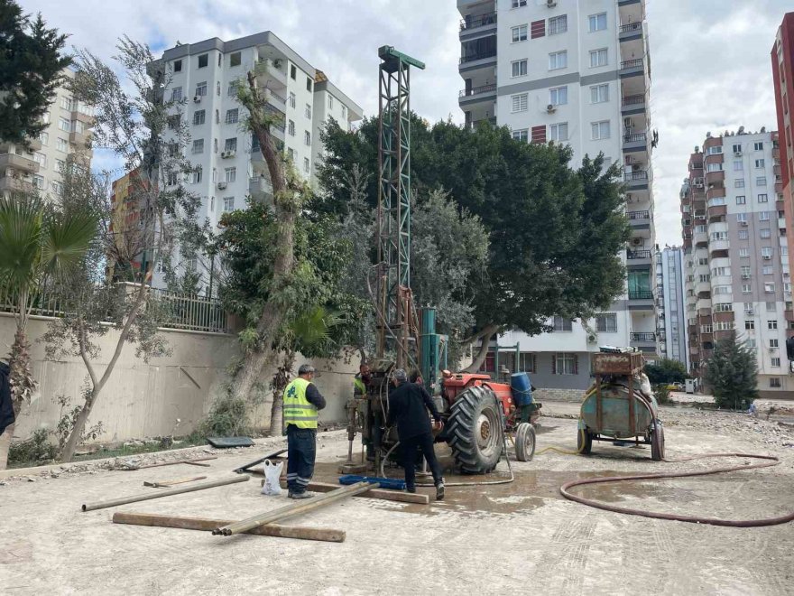 Adana’da yıkılan 11 binanın zemininden örnekler alınıyor