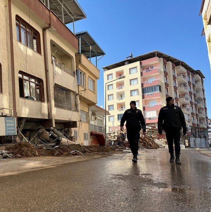 Deprem sonrası terk edilen apartmanlar polis ve bekçiye emanet