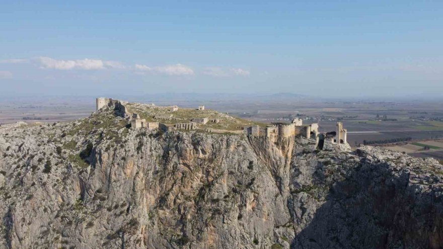 7 bin 500 yıllık Anavarza Antik kent depremi az hasarla atlattı