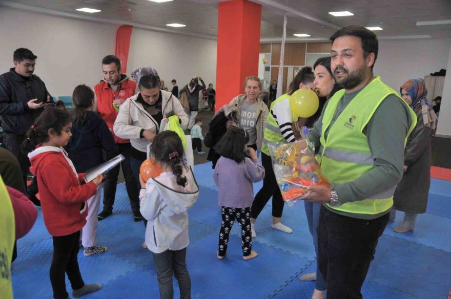 Çukurova Belediyesi psikososyal destek ekibi yurtlarda